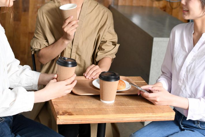 カフェでお茶する人々