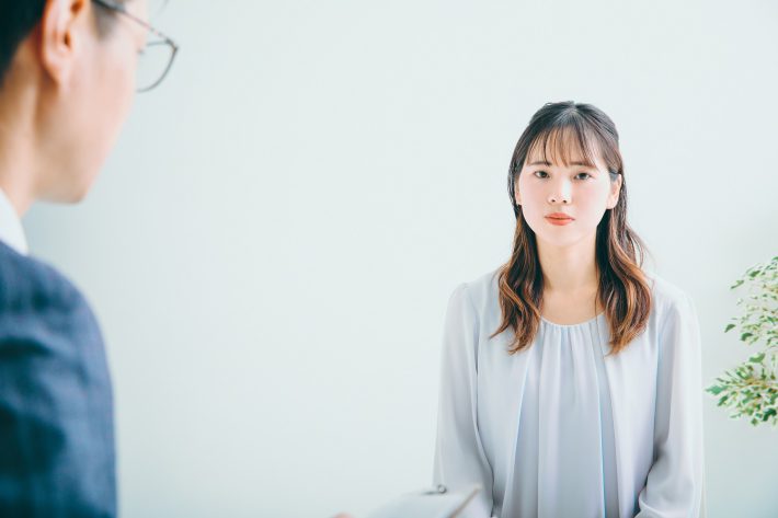 男性と話す女性