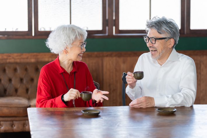 笑顔で話すシニアカップル