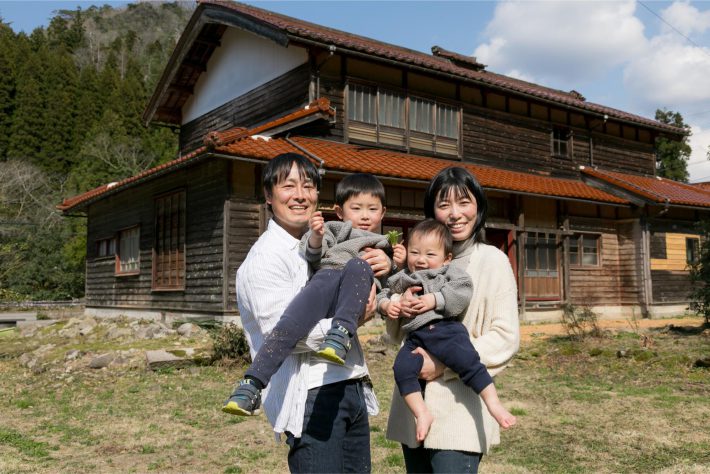 左から夫・近藤裕佑さん、2人の息子さん、妻・なぎ沙さん