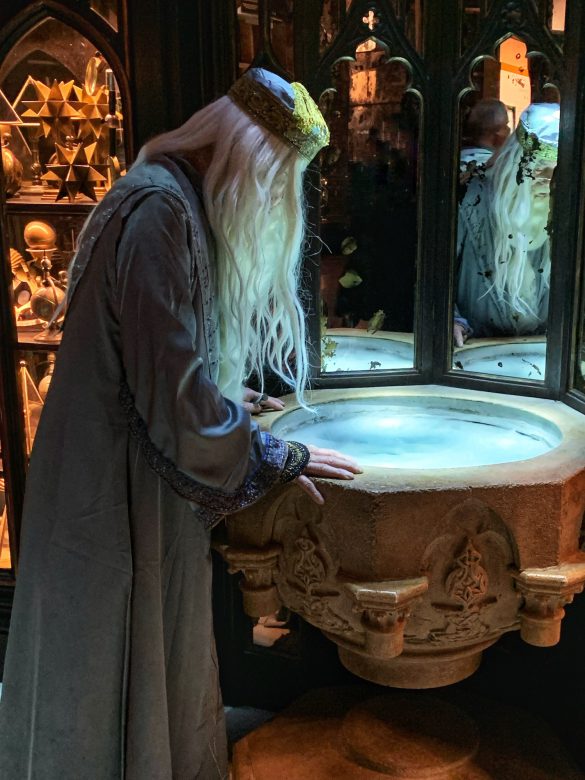 (画像7) 校長室に置かれた「憂いの篩」を覗き込むダンブルドア校長