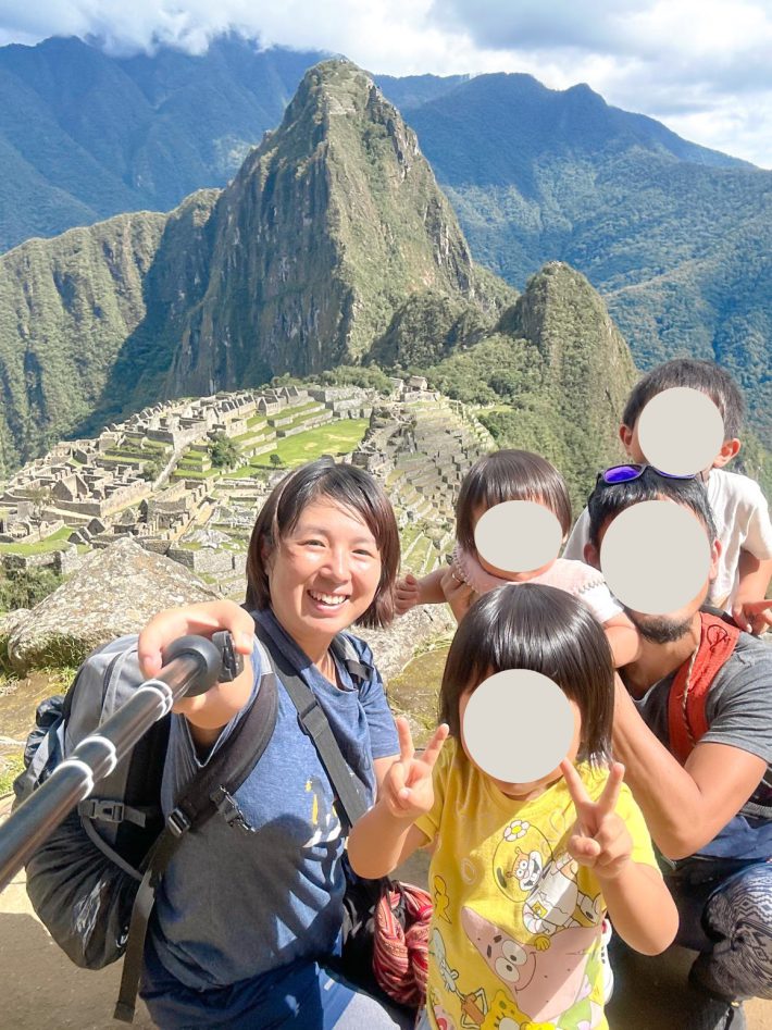 おかんトラベラーさんと、家族のみなさん。ペルーのマチュピチュにて