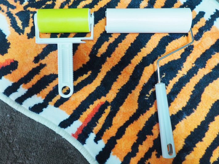 左：「粘着ゲルクリーナー」、右：一般的な粘着クリーナー