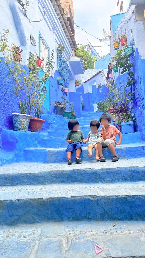 青色の建物群で有名なモロッコのシャウエンにて