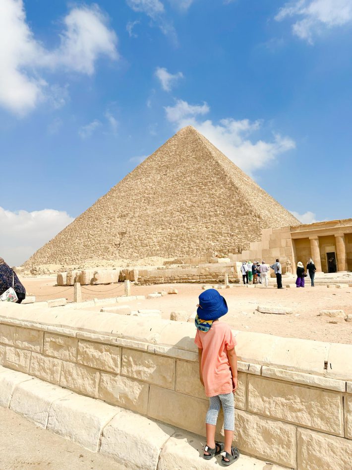 エジプトのピラミッドにて