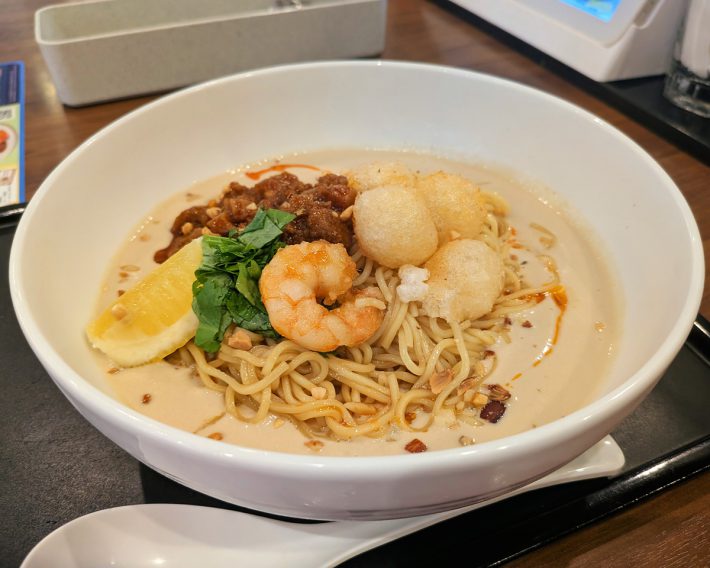 ポイントは、香り豊かな海老のフリットや揚げ白玉