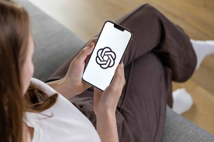 ChatGPTを使う女性の手元