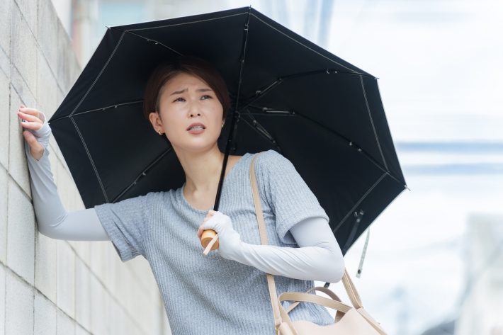 アームカバーと日傘を使う女性
