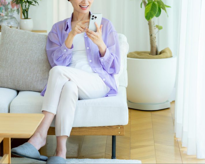 スマホを使う女性