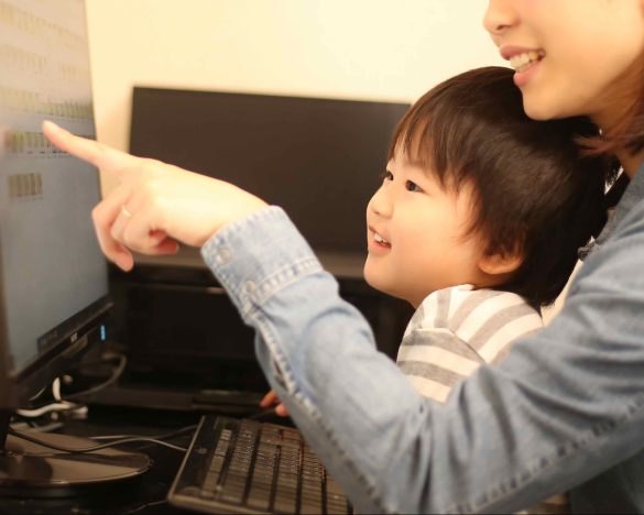 パソコンを使う親子