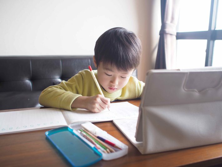 勉強をする小学生