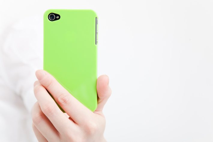 スマートフォンを持つ手元 監視　盗撮