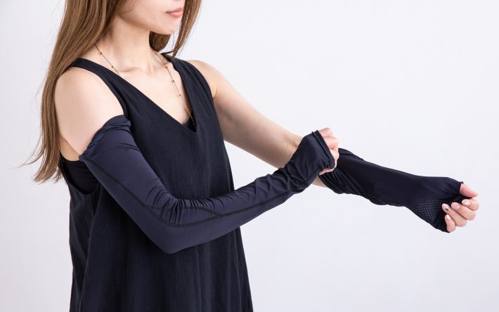 アームカバーをつける女性