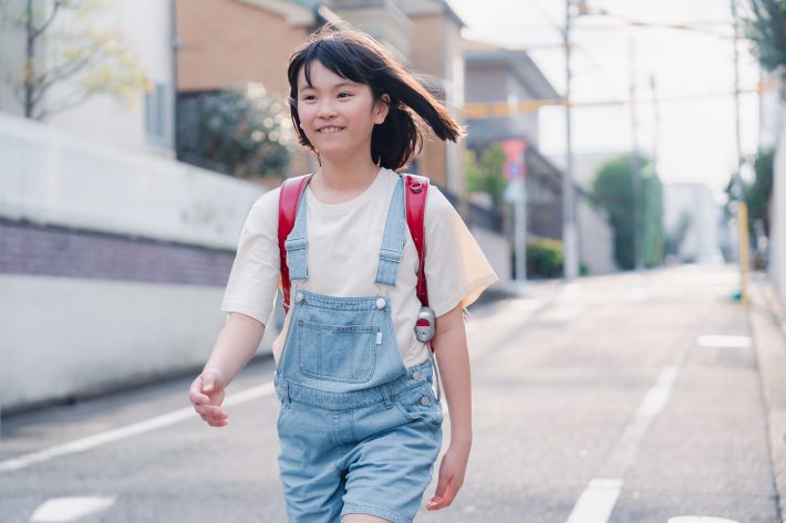 ランドセルで下校をする小学生の女の子