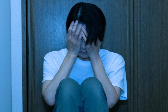 絶望する女性