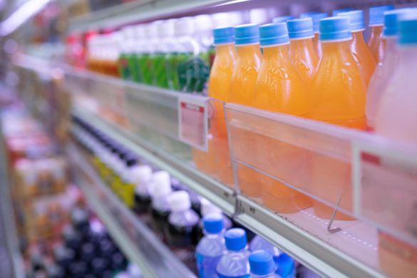 スーパーに並べられたペットボトル飲料