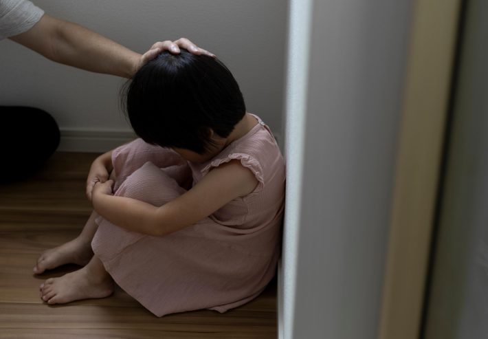 女の子　慰める