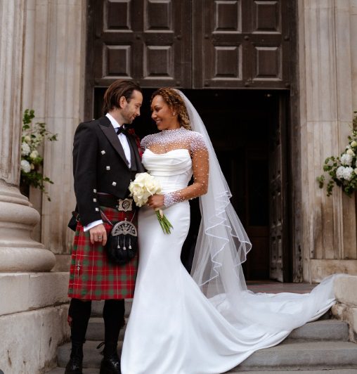 白のウェディングドレスを着たメル＆スコットランドの伝統衣装のキルトを着たロリー