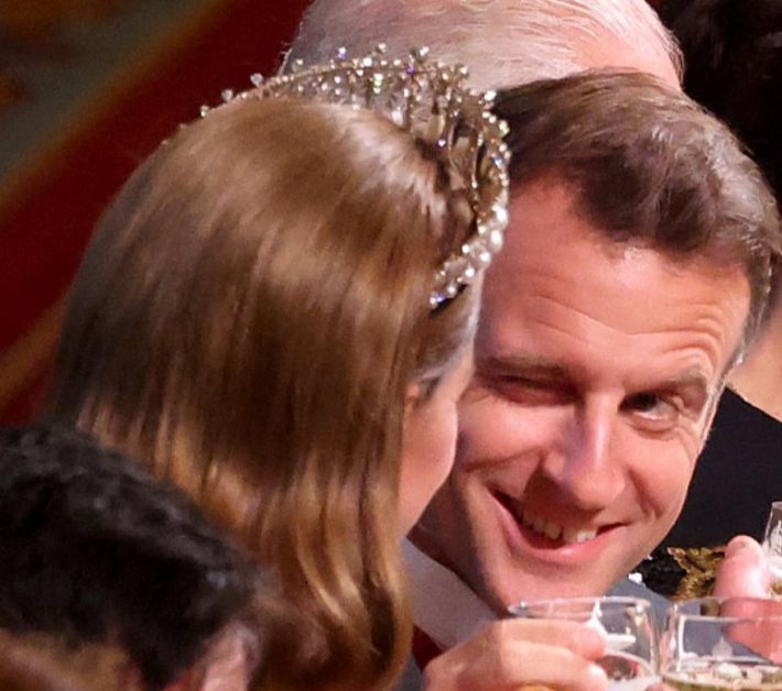 キャサリン皇太子妃にウィンクするマクロン大統領