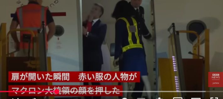 ブリジット夫人に顔を押されるマクロン大統領