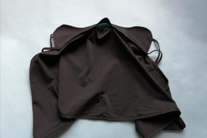 鼻の下に穴が開いているデザインで息苦しさは軽減されそうです。