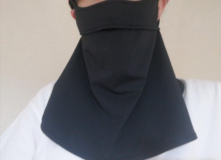 3COINSのUVカットフェイスカバー着用