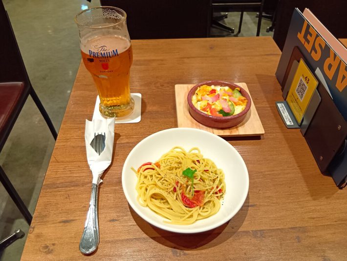 メニューを待ちきれずにちょっとビールを飲んでしまっている