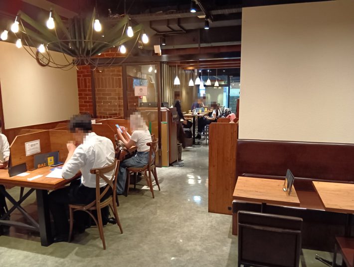 内観　かなり静かな店内