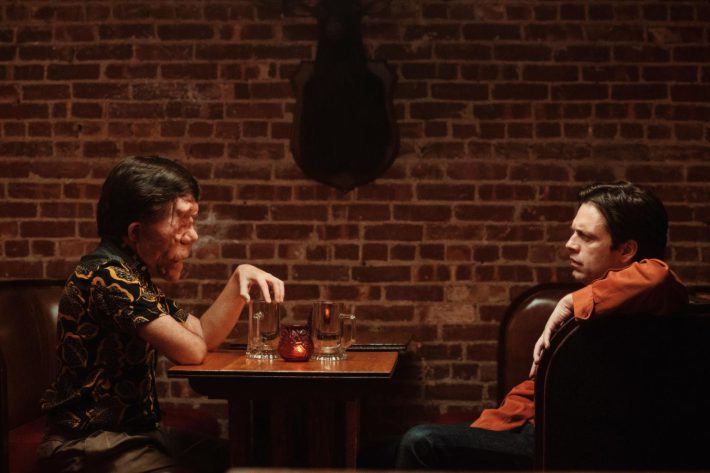 『顔を捨てた男』