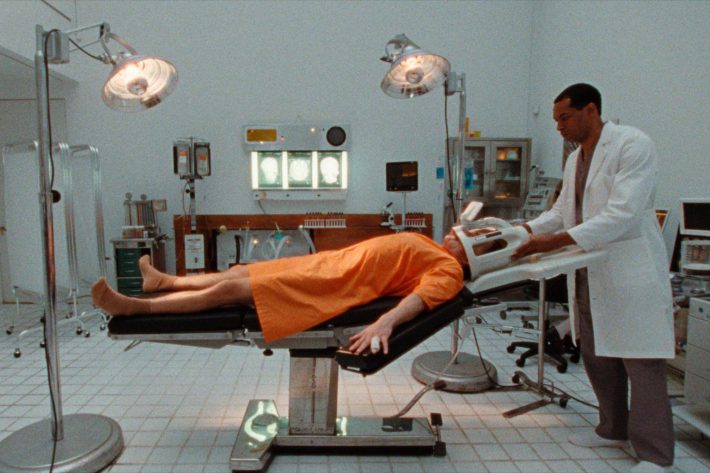 『顔を捨てた男』