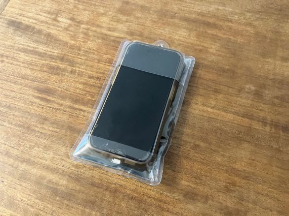 冷却ケースに入れたスマホ