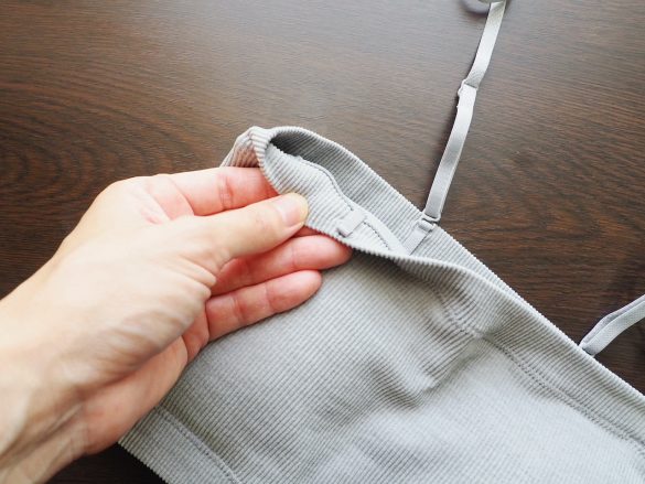 深めのVネックと合わせるなら、バンドゥが最適解