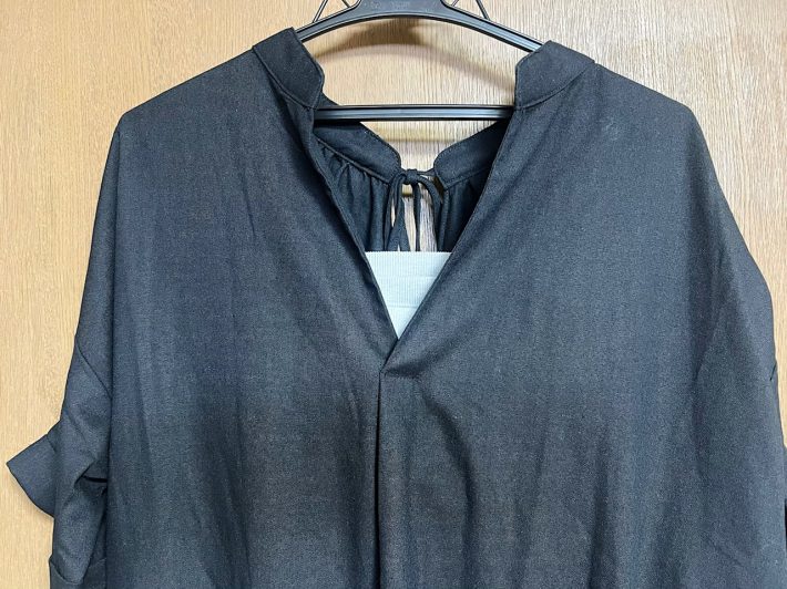 深めのVネックと合わせるなら、バンドゥが最適解