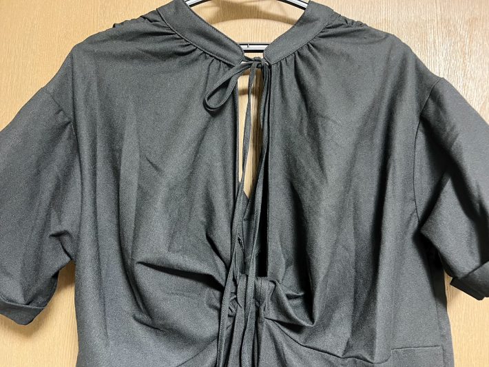 深めのVネックと合わせるなら、バンドゥが最適解