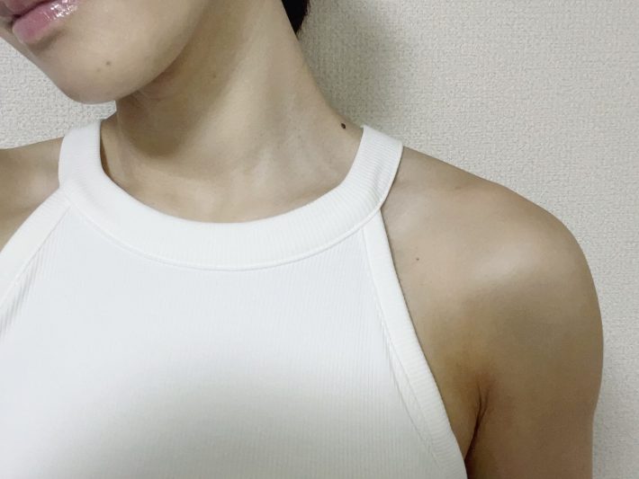 「ブラフィールクロップドホルターネックタンクトップ」1290円/税込 カラー：オフホワイト