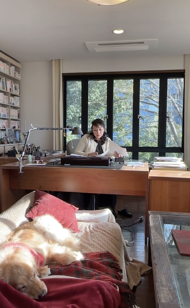 仕事中の折原みとさん