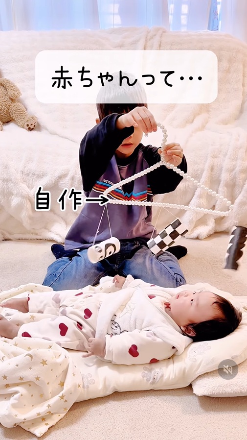 トイレットペーパーの芯で作ったモビールでチョコちゃんとお遊び