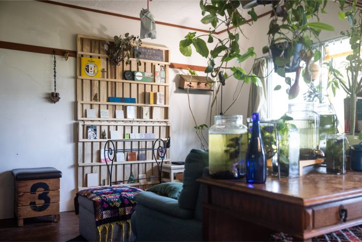 リビングの壁にはすのこで作ったウォールシェルフ