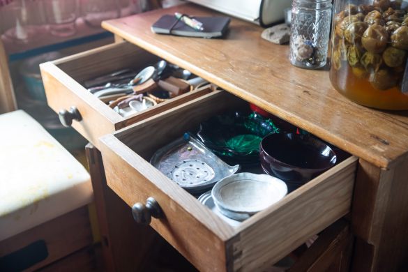 カトラリー類を収納しているチェスト