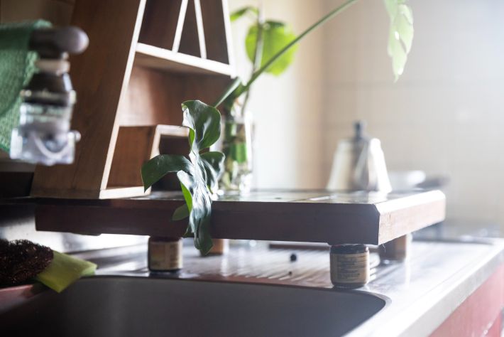 塗料の瓶で高さを出している