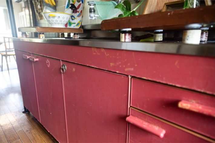Shihoさんが海外製のペンキで赤色にしたキッチン