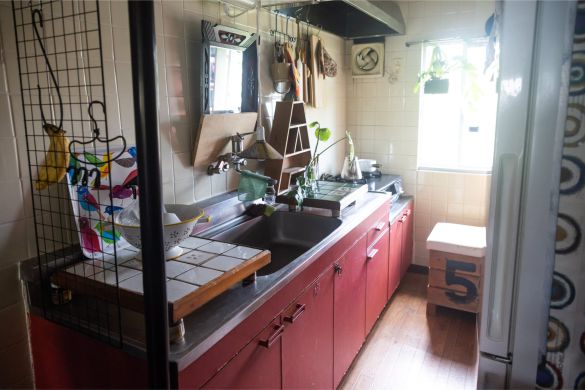 キッチンにはタイルの作業台が2つ