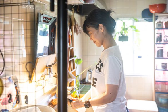 キッチンに立つShihoさん