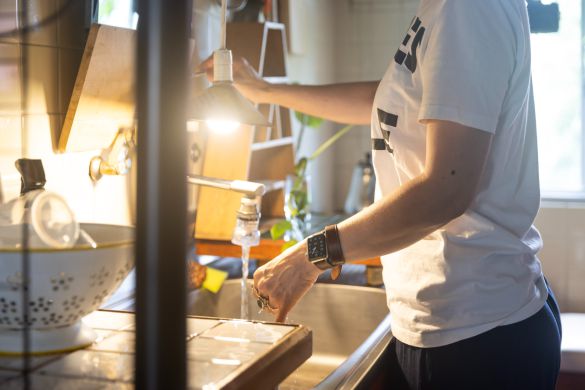 手元を照らすペンダントライト