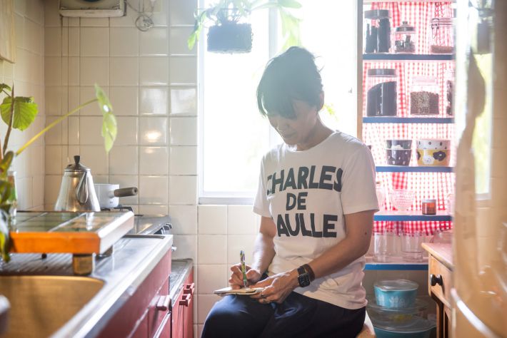 キッチンに座るShihoさん