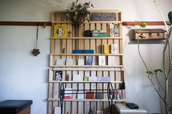 壁には天使の飾りや巣箱が