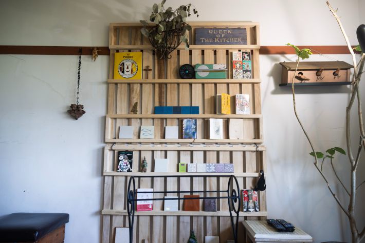 壁には天使の飾りや巣箱が