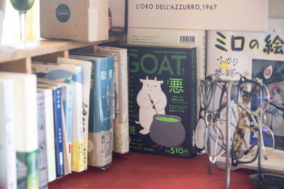 スタンディングデスクに並べられた本