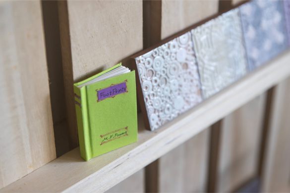 ウォールシェルフに飾られた「豆本」