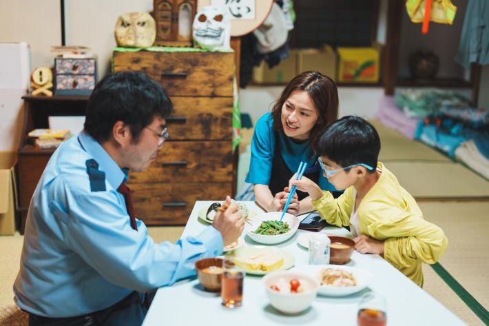 「こんばんは、朝山家です。」©ABCテレビ